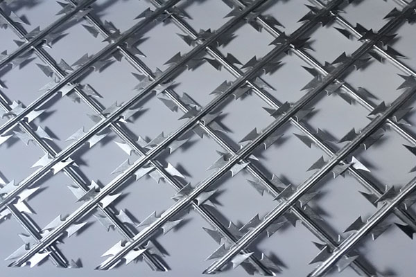 刀片刺網(wǎng)護(hù)欄網(wǎng)安裝固定方法 刀片刺網(wǎng)護(hù)欄網(wǎng)安裝固定方法